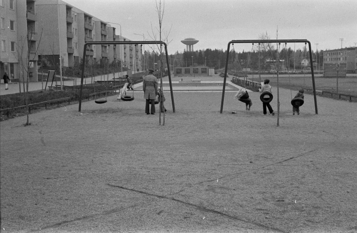 Lapsia leikkipuistossa 1972